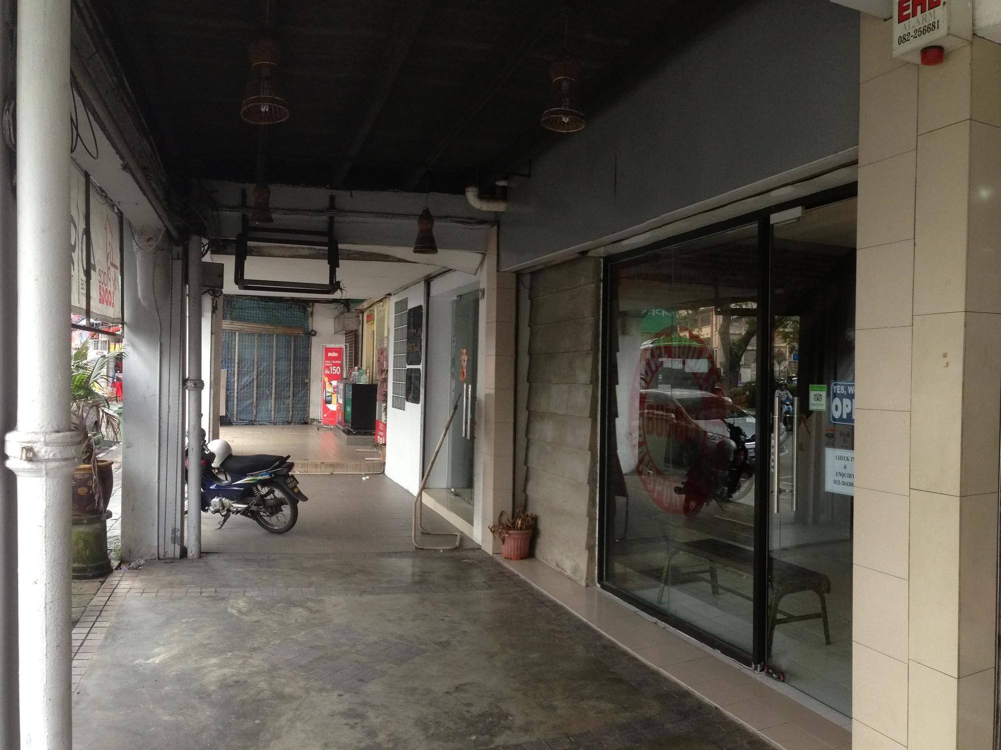 My Place Hotel&alojamiento Kuching Exterior foto